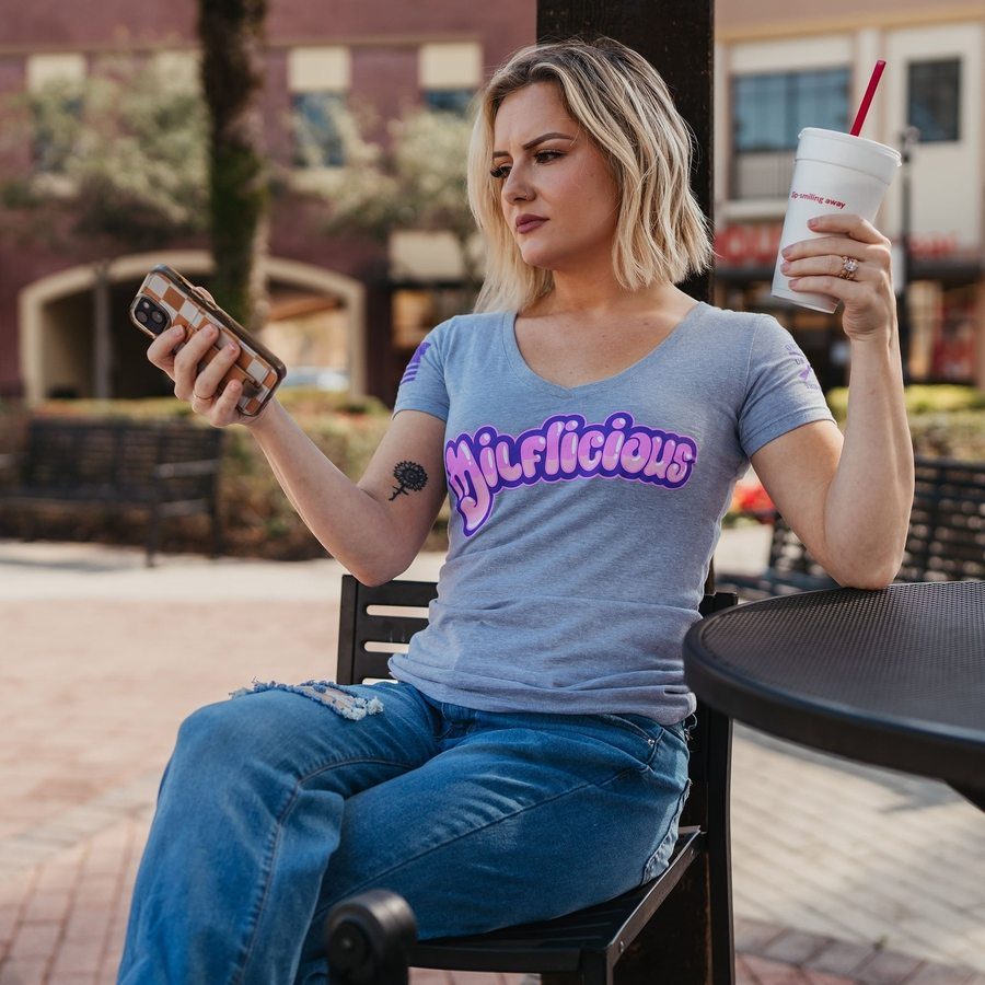 Women's Milflicious V-Neck T-Shirt - Heather Gray - Image 4